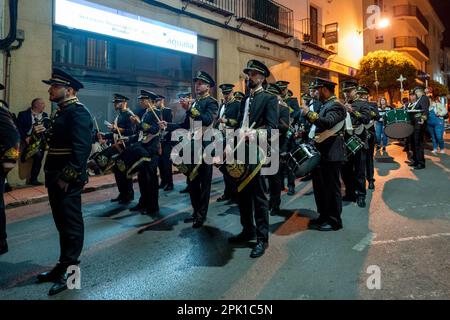 Ronda, Malaga Province, Spanien - 02. April 2023: Menschen, die Semana Santa in der Stadtstraße feiern. Stockfoto