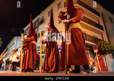 Ronda, Malaga Province, Spanien - 02. April 2023: Menschen, die Semana Santa in der Stadtstraße feiern. Stockfoto