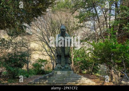 Tokio, Japan - 7. März 2023: Konfuzius-Statue am Yushima Seido, einem konfuzianischen Tempel in Yushima, Tokio, Japan. Stockfoto