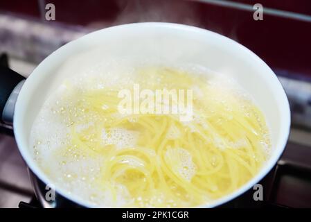 Pasta in Kochtopf auf dem Herd kochen, Nahaufnahme Stockfoto