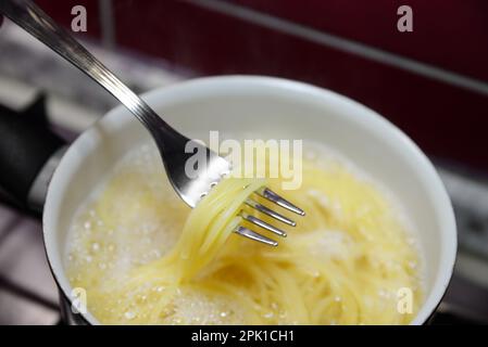 Pasta in Kochtopf auf dem Herd kochen, Nahaufnahme Stockfoto