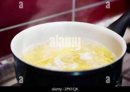Pasta in Kochtopf auf dem Herd kochen, Nahaufnahme Stockfoto