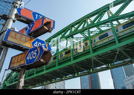 Tokio, Japan - 7. März 2023: Ein Zug über eine Brücke in Chiyoda, Tokio, Japan. Stockfoto