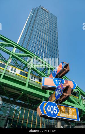 Tokio, Japan - 7. März 2023: Ein Zug über eine Brücke in Chiyoda, Tokio, Japan. Stockfoto