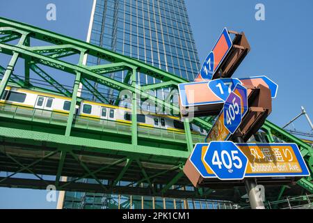 Tokio, Japan - 7. März 2023: Ein Zug über eine Brücke in Chiyoda, Tokio, Japan. Stockfoto