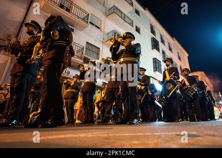 Ronda, Malaga Province, Spanien - 02. April 2023: Menschen, die Semana Santa in der Stadtstraße feiern. Stockfoto