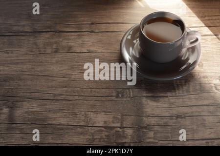 Tasse Morgenkaffee auf Holztisch, Platz für Text Stockfoto
