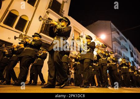 Ronda, Malaga Province, Spanien - 02. April 2023: Menschen, die Semana Santa in der Stadtstraße feiern. Stockfoto