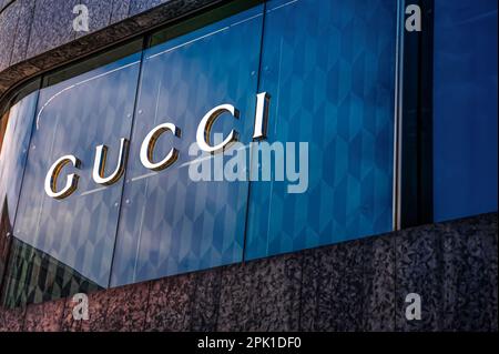 Warshaw, Polen - 14. Mai 2022: Fassade des Gucci-Modegeschäfts Stockfoto