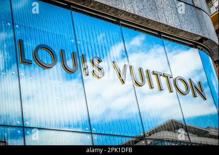 Warshaw, Polen - 14. Mai 2022: Fassade des Modegeschäfts Louis Vuitton Stockfoto