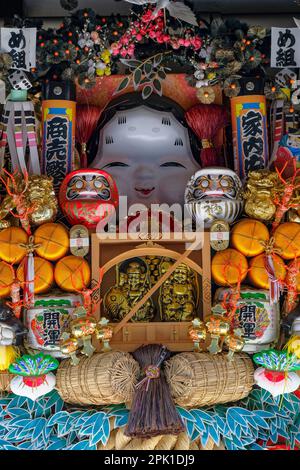 Tokio, Japan - 8. März 2023: Details der Einkaufsstraße Taishakuten Sando, Katsushika in Tokio, Japan. Stockfoto