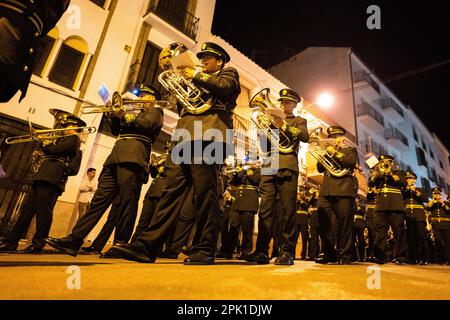 Ronda, Malaga Province, Spanien - 02. April 2023: Menschen, die Semana Santa in der Stadtstraße feiern. Stockfoto