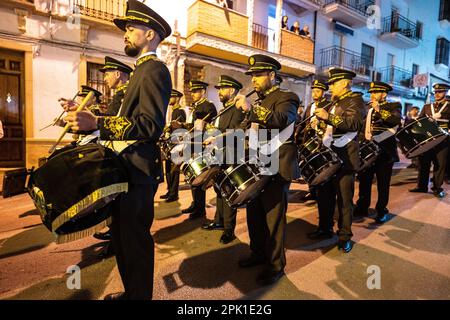 Ronda, Malaga Province, Spanien - 02. April 2023: Menschen, die Semana Santa in der Stadtstraße feiern. Stockfoto