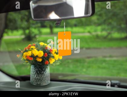 Lufterfrischer hängt im Auto an der Windschutzscheibe. Platz für Text  Stockfotografie - Alamy