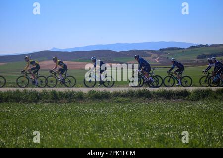 Ariski, Navarra, Spanien. 4. April 2023. Torres del Rio, Spanien, 04. April 2023: Das führende Peloton zieht das Peloton während der 2. Etappe des Baskenlandes Itzulia 2023 zwischen Viana und Leitza, am 04. April 2023, in Torres del Rio, Spanien. (Kreditbild: © Alberto Brevers/Pacific Press via ZUMA Press Wire) NUR ZUR REDAKTIONELLEN VERWENDUNG! Nicht für den kommerziellen GEBRAUCH! Stockfoto