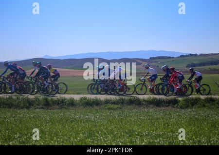 Ariski, Navarra, Spanien. 4. April 2023. Torres del Rio, Spanien, 04. April 2023: Das führende Peloton zieht das Peloton während der 2. Etappe des Baskenlandes Itzulia 2023 zwischen Viana und Leitza, am 04. April 2023, in Torres del Rio, Spanien. (Kreditbild: © Alberto Brevers/Pacific Press via ZUMA Press Wire) NUR ZUR REDAKTIONELLEN VERWENDUNG! Nicht für den kommerziellen GEBRAUCH! Stockfoto