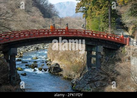 Nikko, Japan - 11. März 2023: Ein buddhistischer Mönch auf der Shinkyo-Brücke in Nikko, Japan. Stockfoto