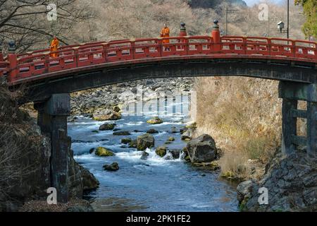 Nikko, Japan - 11. März 2023: Buddhistische Mönche auf der Shinkyo-Brücke in Nikko, Japan. Stockfoto