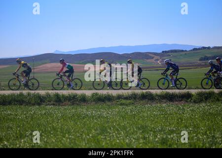 Ariski, Navarra, Spanien. 4. April 2023. Torres del Rio, Spanien, 04. April 2023: Das führende Peloton zieht das Peloton während der 2. Etappe des Baskenlandes Itzulia 2023 zwischen Viana und Leitza, am 04. April 2023, in Torres del Rio, Spanien. (Kreditbild: © Alberto Brevers/Pacific Press via ZUMA Press Wire) NUR ZUR REDAKTIONELLEN VERWENDUNG! Nicht für den kommerziellen GEBRAUCH! Stockfoto