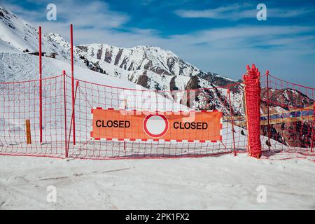 Rotes Banner AUF der Skipiste in den Bergen GESCHLOSSEN. Stockfoto