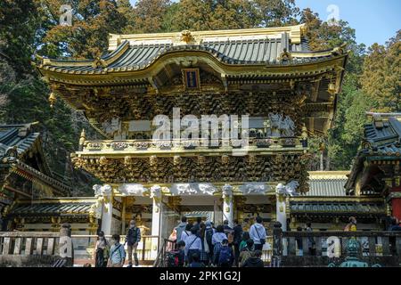 Nikko, Japan - 11. März 2023: Besucher des Nikko Toshogu, des shinto-Schreins, ein UNESCO-Weltkulturerbe in Nikko, Japan. Stockfoto