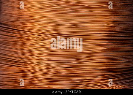 Metallstruktur einer Kupferdrahtspule, Nahaufnahme. Spule aus dünnem Kupferdraht auf dem Hintergrund Stockfoto