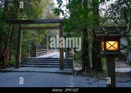 ISE, Japan - 17. März 2023: Torii im Ise Jingu Geku a Shinto-Schrein in Ise, Japan. Stockfoto