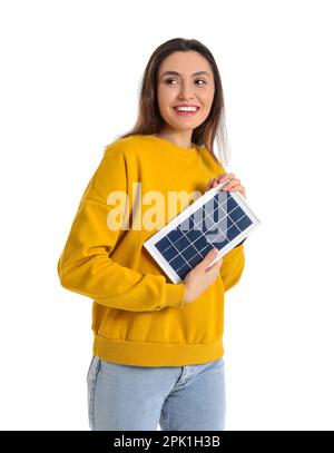 Hübsche junge Frau mit tragbarem Solarmodul isoliert auf weißem Hintergrund Stockfoto