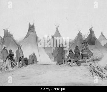 John C. H. Grabill - What's Left of Big Foot's Band - Gruppe der zwölf Miniconjou (Kinder und Erwachsene)--viele schauen von der Kamera weg - 1891 Stockfoto