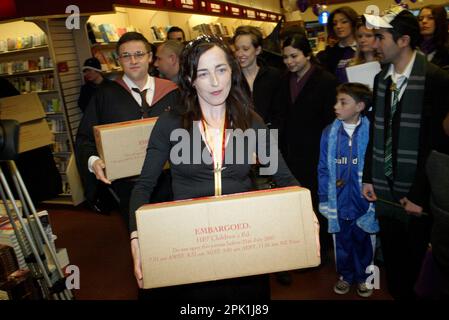 Schachteln des Buches Harry Potter & die Heiligtümer des Todes lieferten sie zur Eröffnung um 9,01am Uhr während der offiziellen australischen Veröffentlichung des Buches am 21. Juli 2007. Dymocks Buchhandlung, Sydney, Australien. 21.07.07. Stockfoto