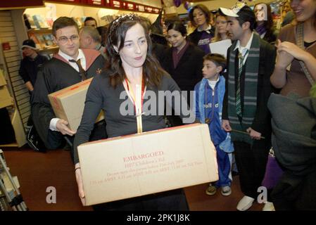 Schachteln des Buches Harry Potter & die Heiligtümer des Todes lieferten sie zur Eröffnung um 9,01am Uhr während der offiziellen australischen Veröffentlichung des Buches am 21. Juli 2007. Dymocks Buchhandlung, Sydney, Australien. 21.07.07. Stockfoto