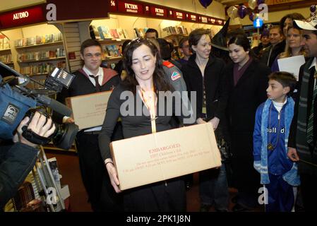 Schachteln des Buches Harry Potter & die Heiligtümer des Todes lieferten sie zur Eröffnung um 9,01am Uhr während der offiziellen australischen Veröffentlichung des Buches am 21. Juli 2007. Dymocks Buchhandlung, Sydney, Australien. 21.07.07. Stockfoto