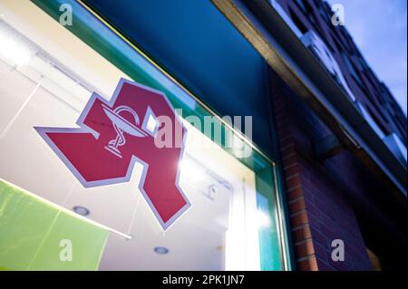 Berlin, Deutschland. 05. April 2023. In der Nacht scheint das Licht der Apotheke am frühen Morgen. Kredit: Fabian Sommer/dpa/Alamy Live News Stockfoto