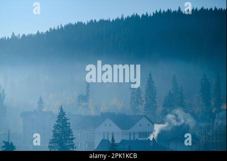 Ein Blick aus nächster Nähe auf die Bergketten, die im Morgennebel umhüllt sind, von der Spitze des Mittagskogel in Österreich. Klarer und sonniger Tag. Scharfe Spitzen in der Nähe Stockfoto