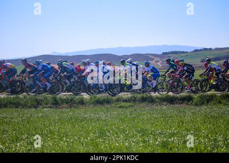 Ariski, Navarra, Spanien. 4. April 2023. Torres del Rio, Spanien, 04. April 2023: Das führende Peloton zieht das Peloton während der 2. Etappe des Baskenlandes Itzulia 2023 zwischen Viana und Leitza, am 04. April 2023, in Torres del Rio, Spanien. (Kreditbild: © Alberto Brevers/Pacific Press via ZUMA Press Wire) NUR ZUR REDAKTIONELLEN VERWENDUNG! Nicht für den kommerziellen GEBRAUCH! Stockfoto