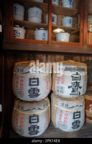 Tokio, Japan - 3. März 2023: Sake-Fässer im Shitamachi Museum Annex, ehemaliger Yoshidaya Liquor Store, in Tokio, Japan. Stockfoto