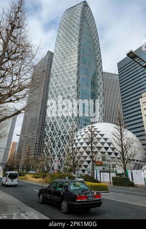 Tokio, Japan - 6. März 2023: Der Mode Gakuen Cocoon Tower im zentralen Geschäftsviertel von Shinjuku in Tokio, Japan. Stockfoto