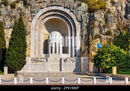 Nizza, Frankreich - 5. August 2022: Monument aux Morts Memorial to Falling on Rauba Capeu im Ersten Weltkrieg auf dem Schlosshügel im historischen Hafen von Nizza Stockfoto