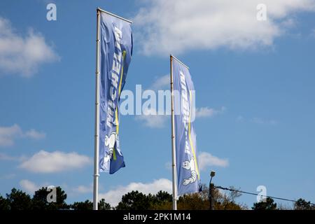 Bordeaux , Aquitaine France - 04 02 2023 : michelin-Zeichen-Logo und Markentext zum Hersteller von Kraftfahrzeugreifen Stockfoto