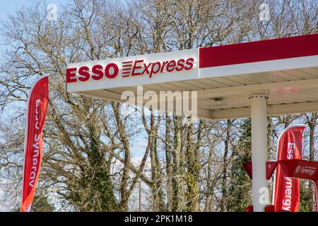 Bordeaux , Aquitaine France - 04 02 2023 : Esso Express Tankstelle pumpt Logo und Markenzeichen Stockfoto