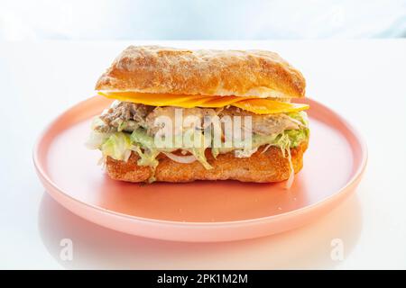 Hühnchen mit Avocado Ciabatta gesundes Sandwich. Stockfoto