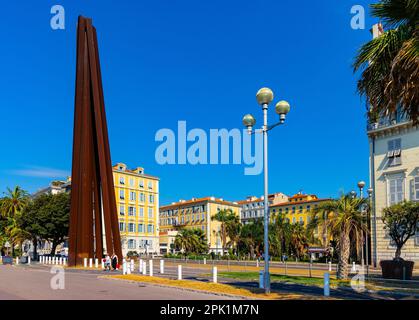 Nizza, Frankreich - 5. August 2022: Neuf Lignes Obliques Nine Oblique Lines Monument von Bernar Venet an der Promenade des Anglais entlang des Strands von Nizza an der riviera Stockfoto