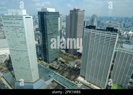 Tokio, Japan - 6. März 2023: Blick auf die Stadt Tokio vom Tokyo Metropolitan Government Building in Tokio, Japan. Stockfoto