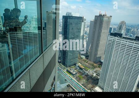 Tokio, Japan - 6. März 2023: Blick auf die Stadt Tokio vom Tokyo Metropolitan Government Building in Tokio, Japan. Stockfoto