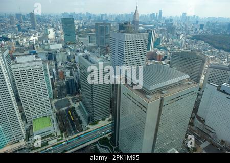 Tokio, Japan - 6. März 2023: Blick auf die Stadt Tokio vom Tokyo Metropolitan Government Building in Tokio, Japan. Stockfoto