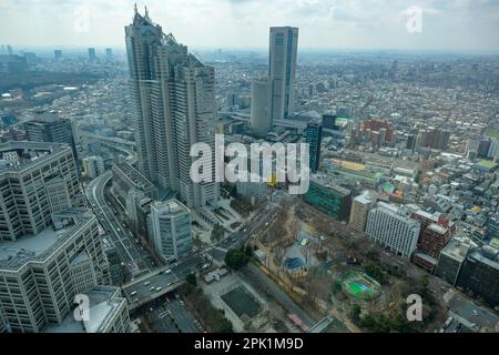 Tokio, Japan - 6. März 2023: Blick auf die Stadt Tokio vom Tokyo Metropolitan Government Building in Tokio, Japan. Stockfoto