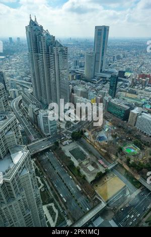 Tokio, Japan - 6. März 2023: Blick auf die Stadt Tokio vom Tokyo Metropolitan Government Building in Tokio, Japan. Stockfoto