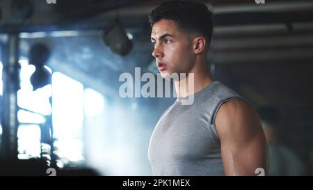 Glaub an dich und du wirst unaufhaltsam sein. Ein sportlicher junger Mann, der im Fitnessstudio trainiert. Stockfoto