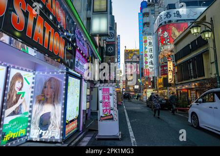 Tokio, Japan - 7. März 2023: Menschen auf einer Straße im Viertel Kabukicho in Shinjuku, Tokio, Japan. Stockfoto