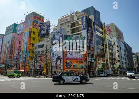 Tokio, Japan - 7. März 2023: Ein Taxi im Stadtviertel Akihabara von Tokio, berühmt für seine Anime-, Manga- und Videospielläden. Stockfoto